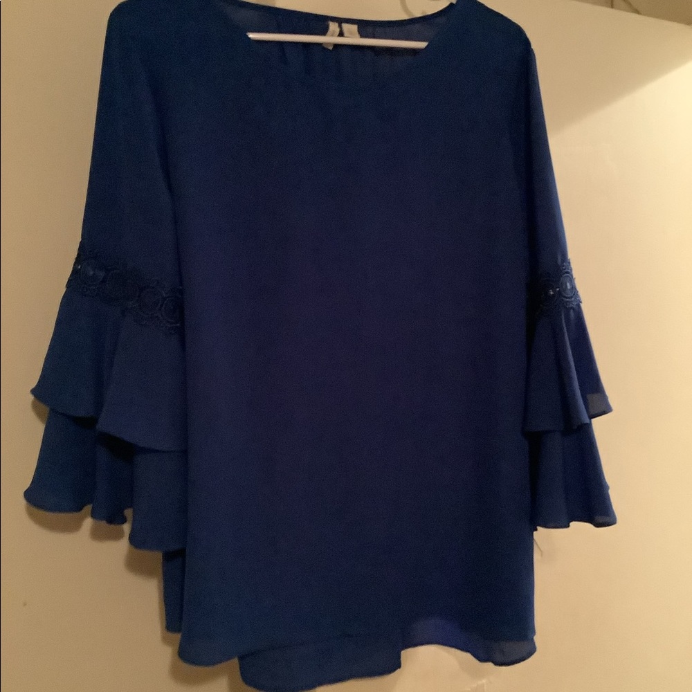 😍😍Loose fitting Bright blue. Size lg. Like new.